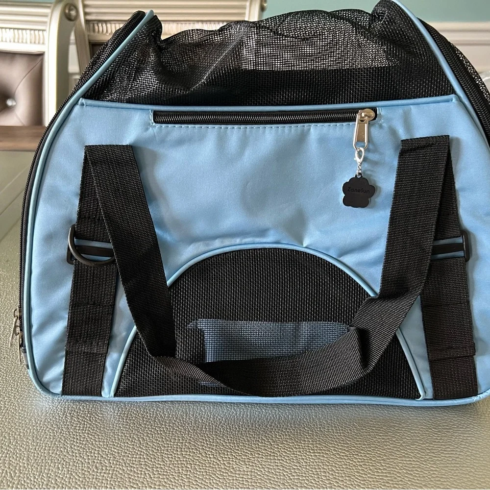 Dog/cat carrier blue. New. Size: S-M